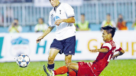 ĐT U19 VN (phải) có chuyến du đấu giao hữu ở trời Âu thua nhiều hơn thắng.
